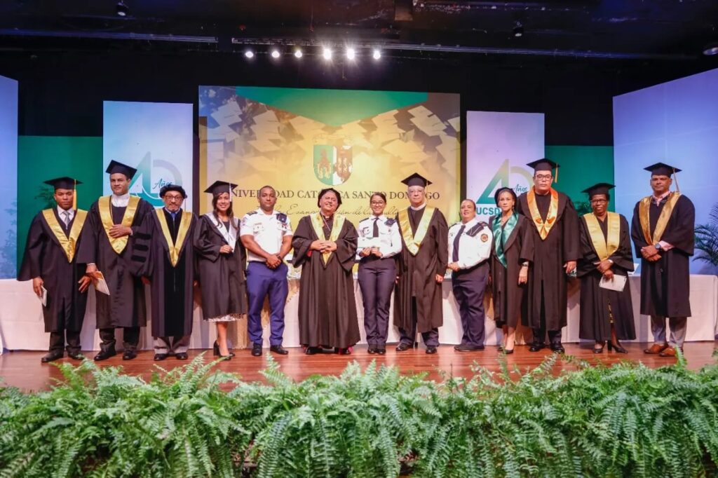 UCSD inviste 405 nuevos maestrantes y otorga beca completa estudiantil a Mariah Valera en su Nonagésima Primera Graduación Ordinaria