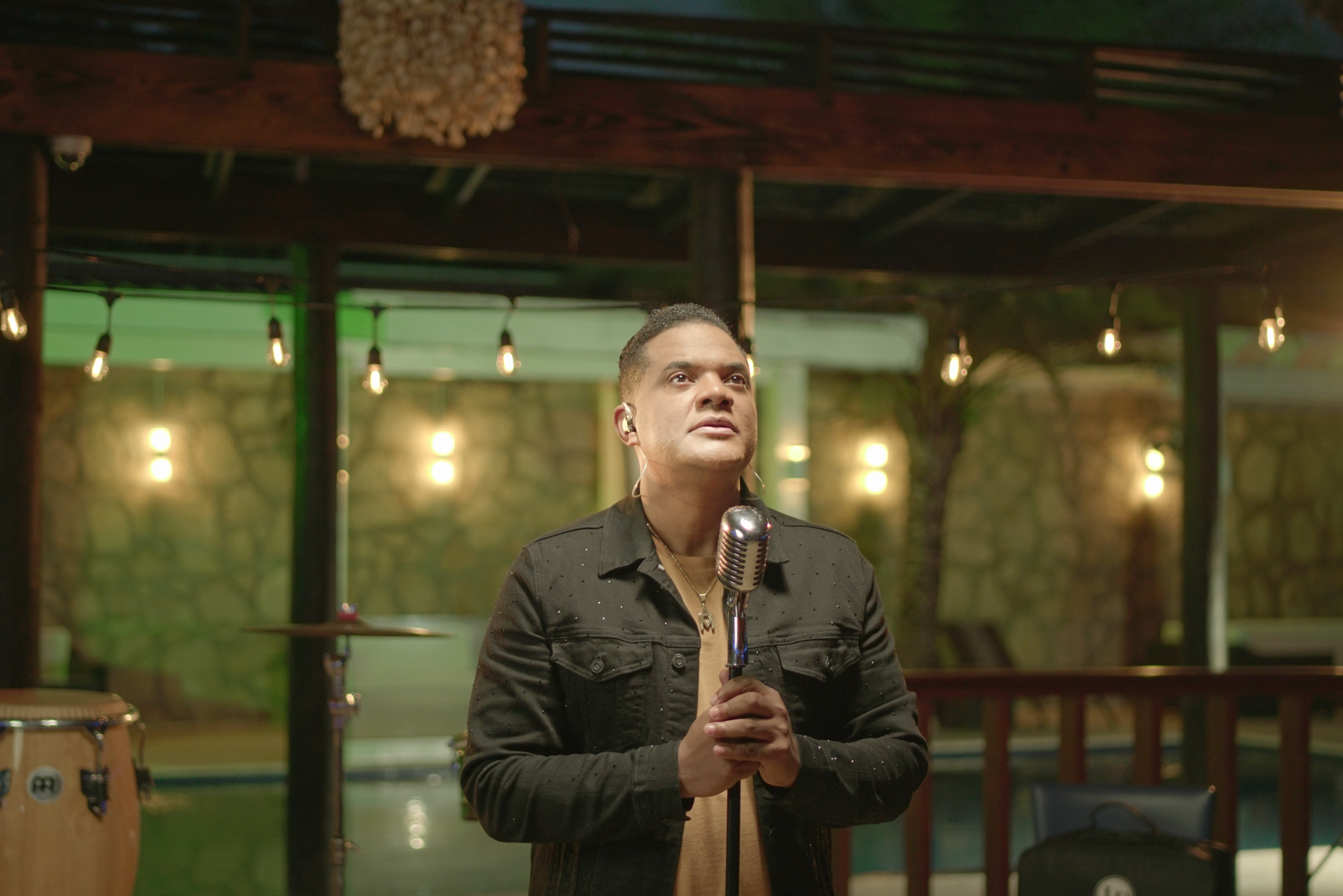 Alex Matos presenta versión en salsa de “Abrázame muy fuerte”