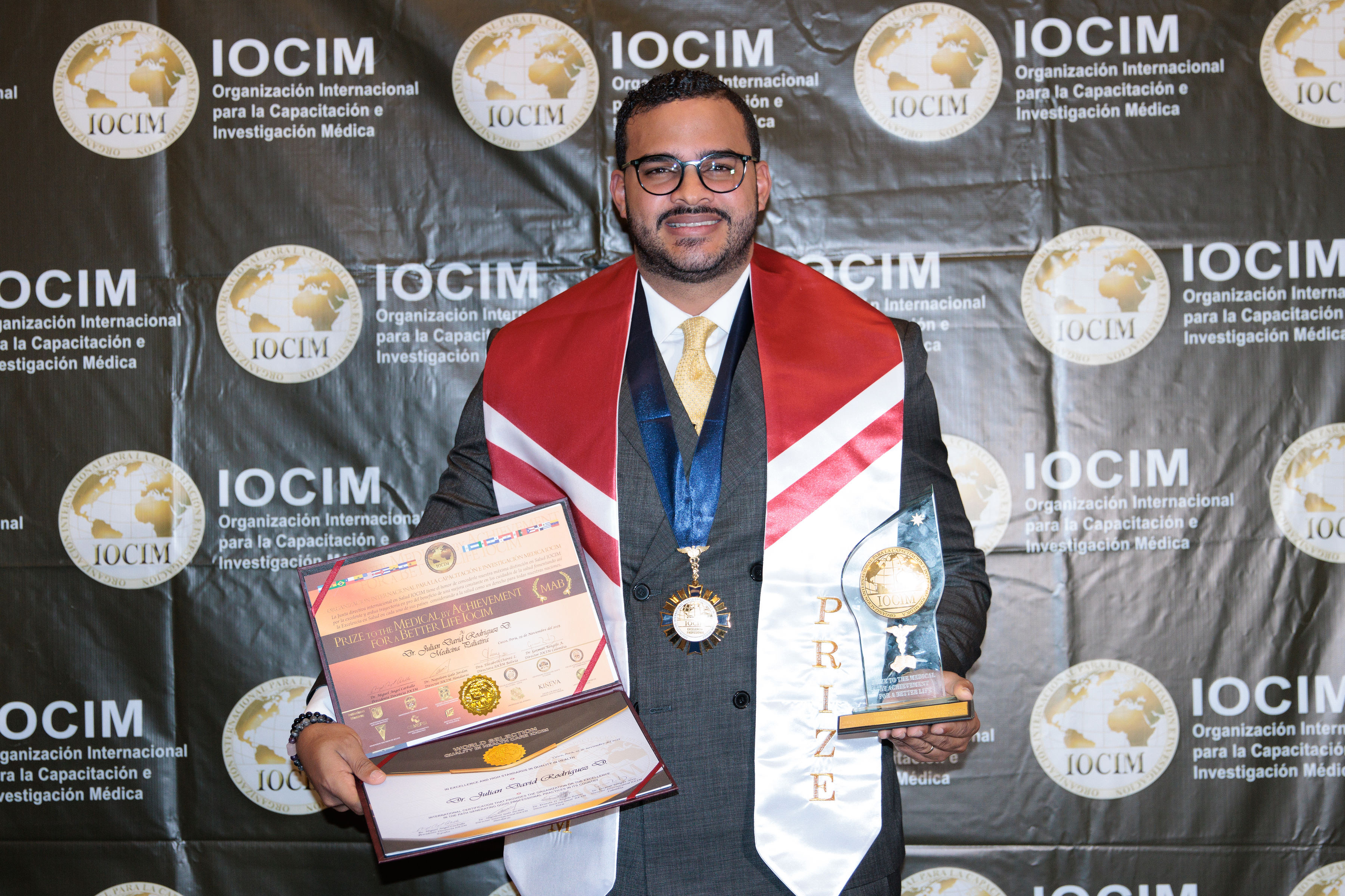 Reconocen al doctor Julián Rodríguez en Premiación de Salud Internacional de IOCIM