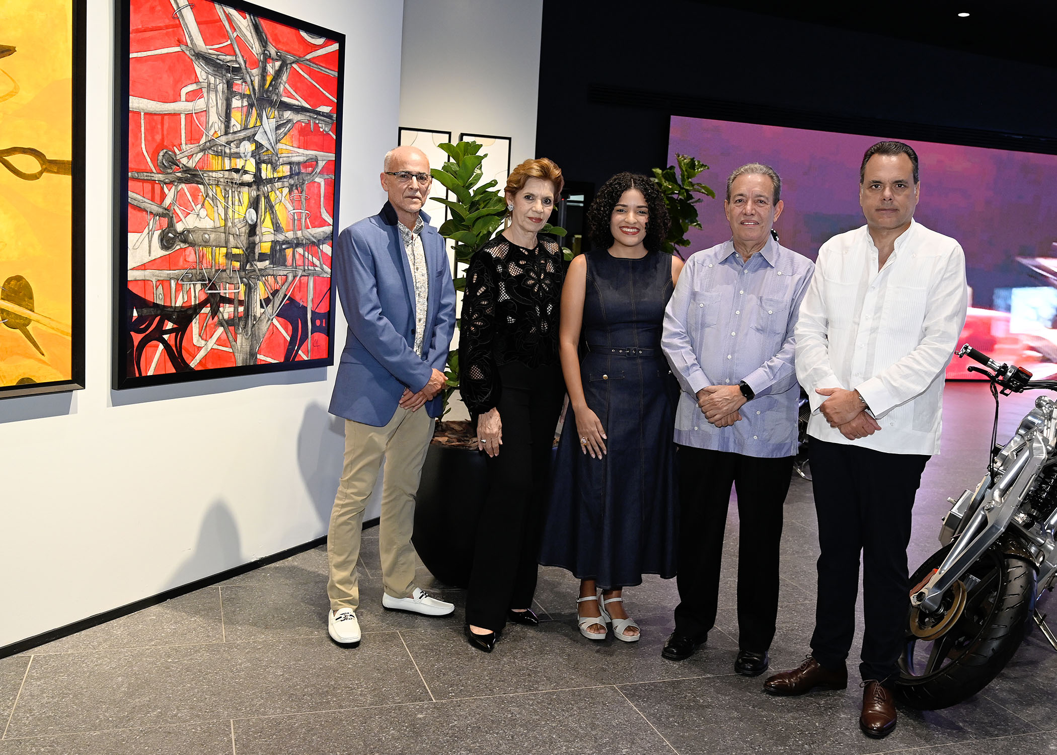 Museo Autozama Mercedes-Benz inaugura exposición “Caos & Equilibrio”, del pintor dominicano Máximo Caminero