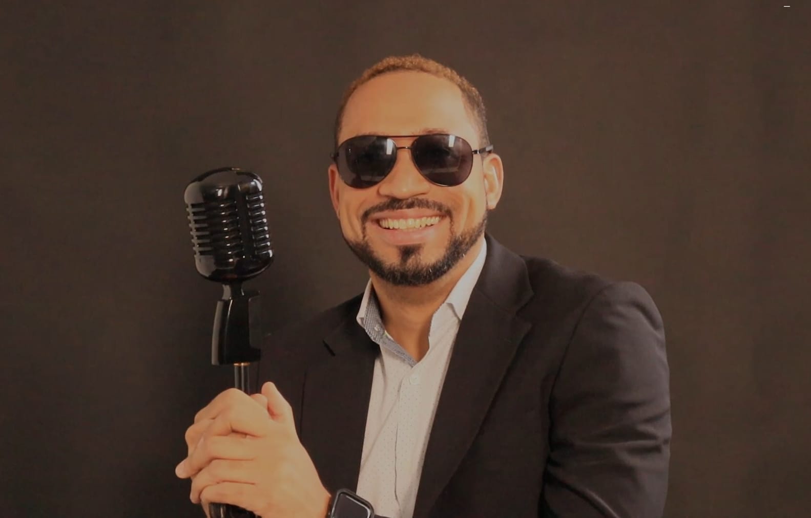 Néstor Alduey lanza video oficial de “No aprieten el botón”, un merengue bailable con humor y mensaje social